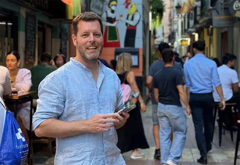 Mit dem Smartphone in der Hand auf Restaurantsuche in Saragossa.