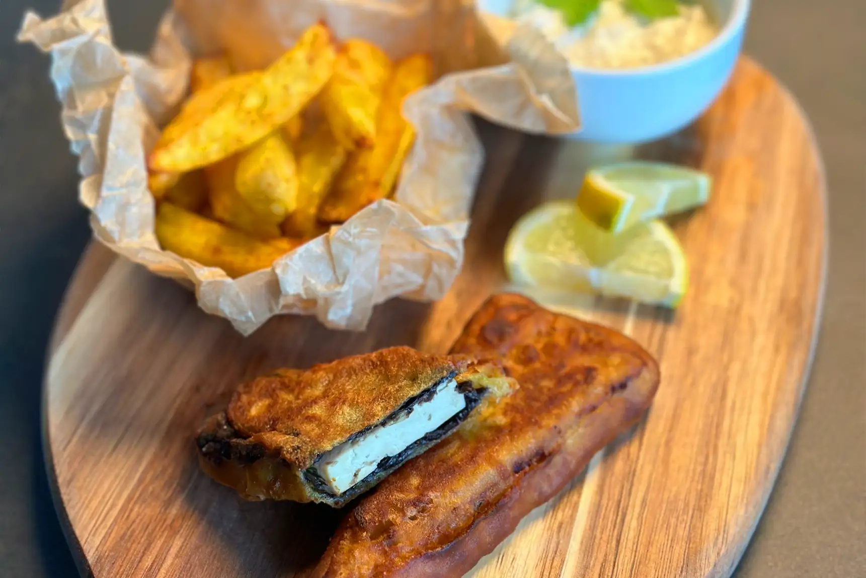 Vegane Fish and Chips aus Tofu und Nori-Algen, dazu Pommes und Mayo.