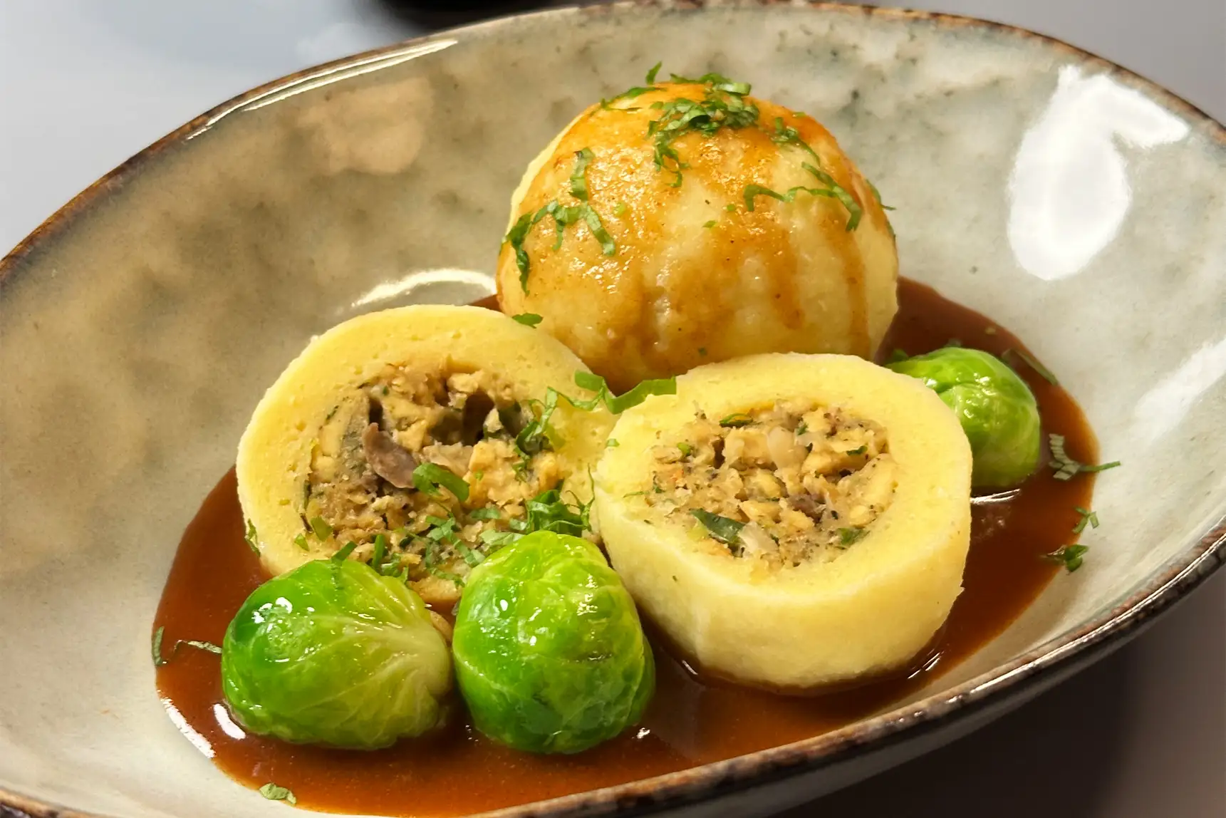 Vegetarische Speckknödel, gefüllt mit Tofu und Champignons passen hervorragend ins Wirtshaus oder Gasthaus