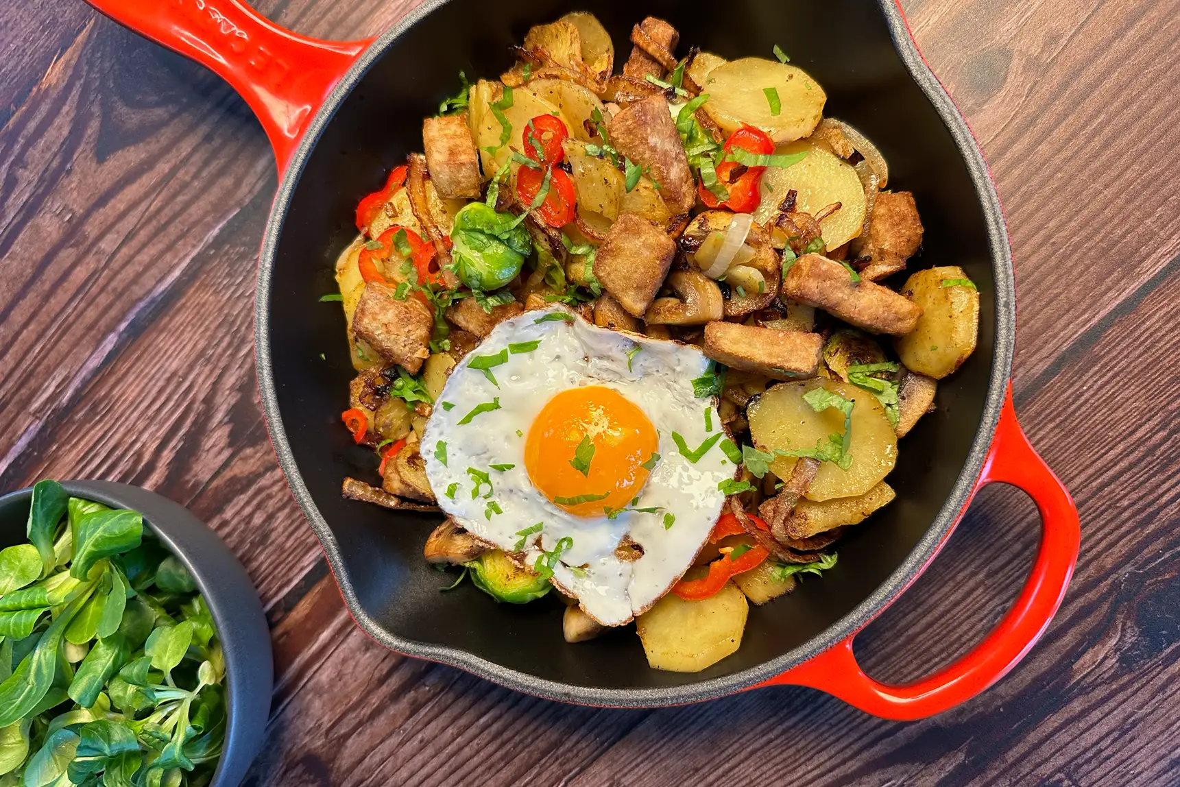 Vegetarisches Tiroler Gröstl mit Spiegelei und Tofu als Klassiker im Wirtshaus oder Gasthaus